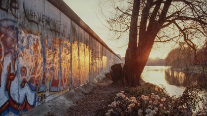 1983: Mauer Spaziergang im Abendlicht am Kanal zwischen Spree und Landwehrkanal.