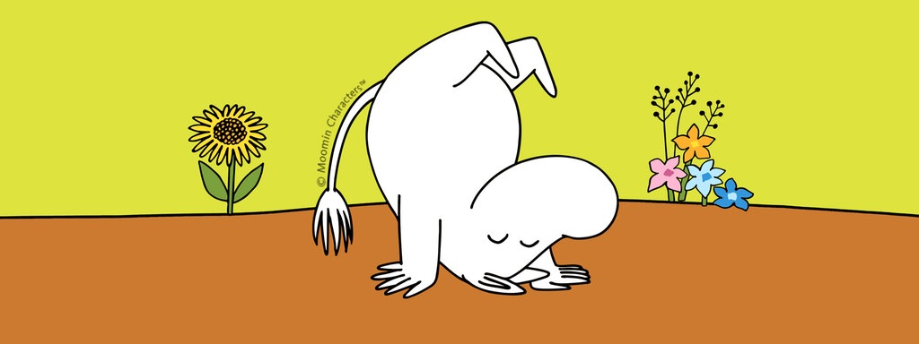 Podcastcover "Die Mumins". Mumin macht einen Handstand vor einer gelblichen Wand.