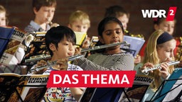 Kinder spielen Querflöte in einem Orchester