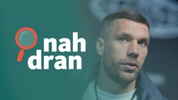 Der Fußballer Lukas Podolski mit blonen, gegelten Haaren, trägt einen grauen  Pullover und schaut entschlossen. Darauf: Das Logo vom WDR-Podcast "nah dran".