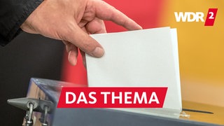 Ein Wahlzettel wird in eine Wahlurne geworfen, im Hintergrund die Farben der deutsche Flagge