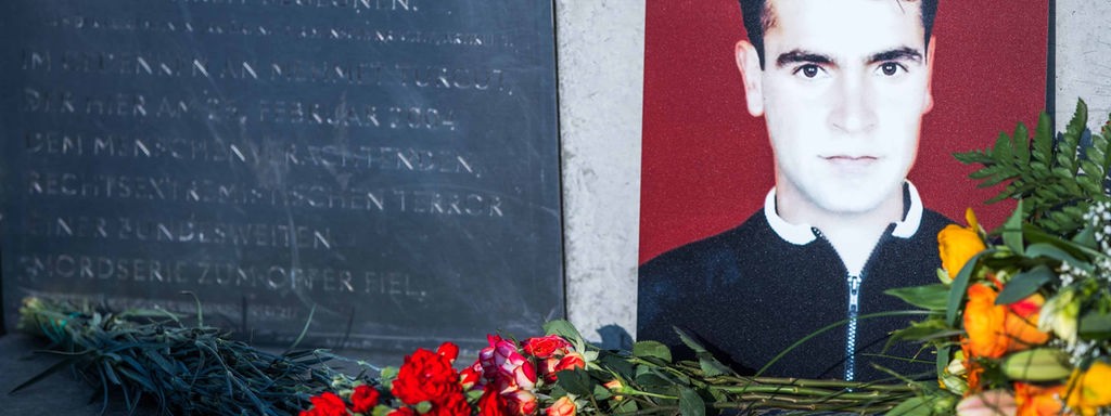 Ein Bild des NSU-Opfers Mehmet Turgut steht einer der Gedenkstunde am Todestag an der Gedenkstätte am Tatort.