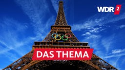 Blick auf die olympischen Ringe auf dem Eiffelturm