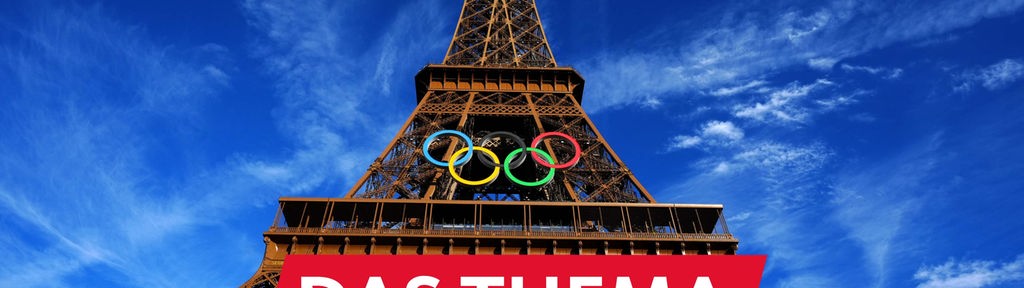 Blick auf die olympischen Ringe auf dem Eiffelturm