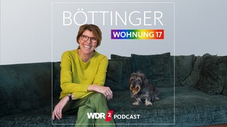 Bettina Böttinger mit ihrem Hund auf ihrem Sofa