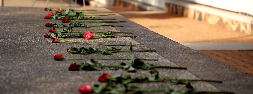 Vor dem Tutsi Genozid Memorial in Kigali, Ruanda liegen Rosen.