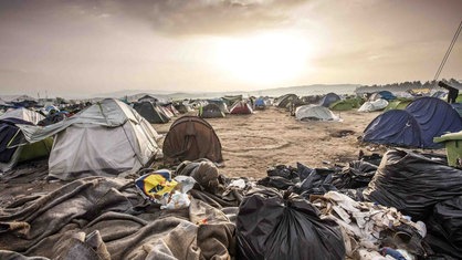 Flüchtlingscamp Idomeni, viele Zelte stehen nebebneinander, umgeben von Müll.