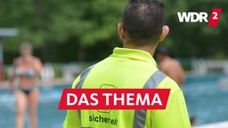 Sicherheitsdienst-Mitarbeiter und Badegäste in einem Freibad