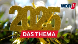 Gluecksklee im Blumentopf mit dem Schriftzug 2025