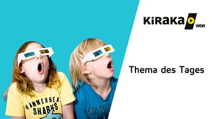 Drei Kinder mit 3D Brillen aus Papier schauen staunend in die Luft