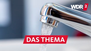 Wasserstrahl kommt aus einem Wasserhahn