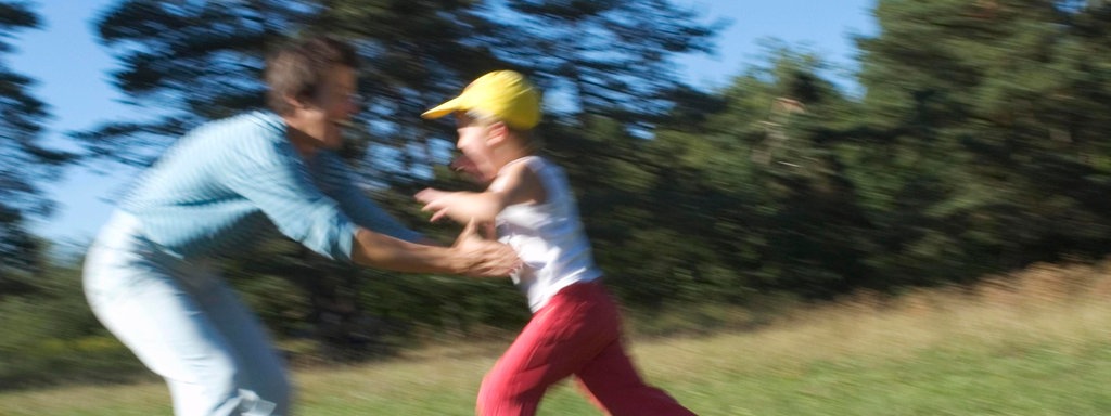 Das Beitragsbild des Dok5 "Was ich Dir noch erzählen wollte - Das Projekt Familienhörbuch" zeigt einen Jungen der mit ausgebreiteten Armen in die Arme seiner Mutter läuft.