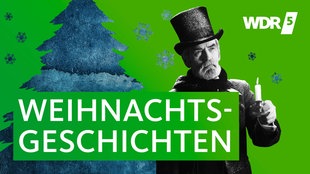 Viktorianisch gekleideter alter Mann mit Kerze vor Weihnachtbaum-Umriss