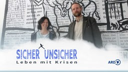 Britt Heydenreich und Christian Siegel (v.l.n.r.), davor auf einem wolkigen, weißen Streifen das Logo mit dem Titel der Podcastreihe: "Sicher unsicher" und der stilisierten Silhouette einer Person, die vom Wort 'unsicher' zum anderen springt.