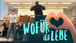 Claudia Stein steht als Soloflötistin der Staatskapelle Berlin auf der Bühne. Darüber das Logo der Serie: Zwei Hände formen ein Herz, in dessen Mittelpunkt der Schriftzug "Wofür ich lebe" steht.