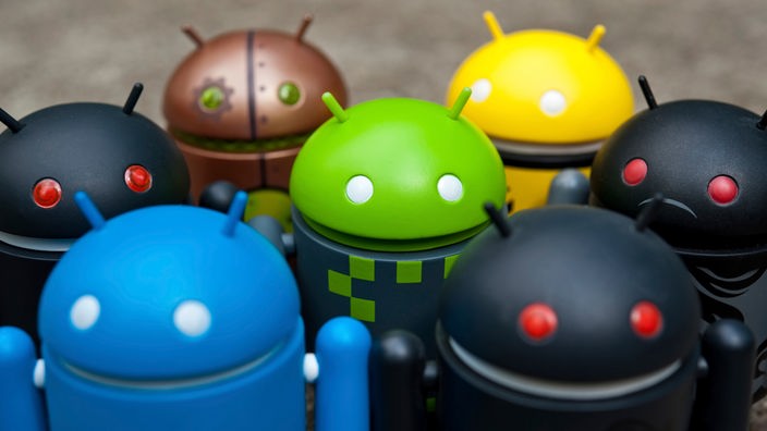 Symbolbild: Eine Gruppe von kleinen Androiden-Figuren.