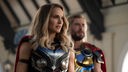 Natalie Portman (l.) und Chris Hemsworth (r.) in einer Szene aus dem Marvelfilm "Thor: Love and Thunder".