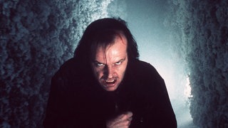 THE SHINING Der erfolglose Schriftsteller Jack Torrance (JACK NICHOLSON) übernimmt einen Job als Hausmeister im menschenleeren und eingeschneiten "Overlook"-Hotel.