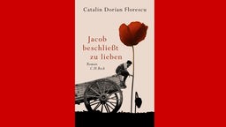 Das Buchcover von Catalin Dorian Florescus Buch "Jacob beschließt zu lieben" zeigt einen Mann, der auf einem Heuwagen vor einer riesiegen Mohnblüte sitzt.