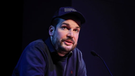 Der Author Max Czollek während einer Lesung im Maxim Gorki Theater.