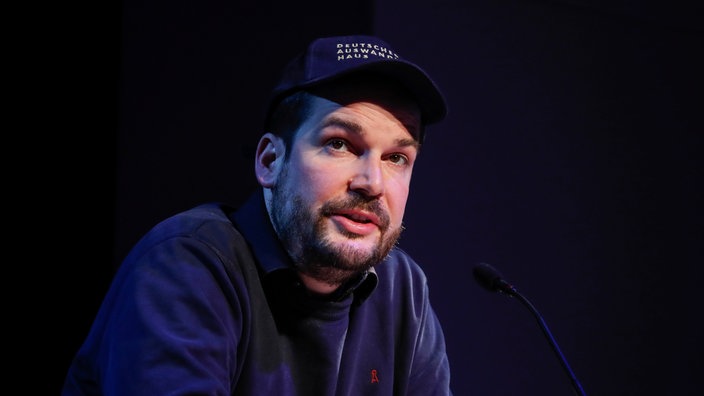 Der Author Max Czollek während einer Lesung im Maxim Gorki Theater.