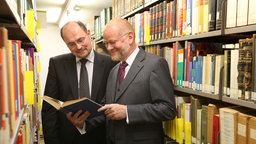  Robert Zepf (l) und Holger Helbig (r) stehen im Uwe-Johnson-Archivs zwischen den Bücherregalen.