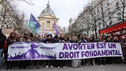 Befürworter des Rechts auf Abtreibung stehen bei der "Rally For Abortion Rights"-Demonstration in Paris hinter einem Transparent mit der Aufschrift "Abtreibung ist ein Grundrecht"