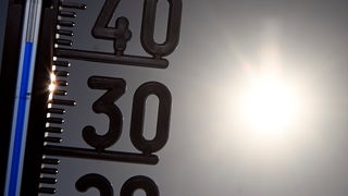 Symbolbild: Ein Thermometer in der Sonne zeigt über 40 Grad Celsius an.
