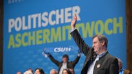  Markus Söder (CSU), Ministerpräsident von Bayern und CSU-Chef, nimmt nach seiner Rede beim politischen Aschermittwoch der CSU den Applaus entgegen.