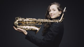 Die Saxophonistin Asya Fateyeva.
