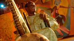  Der malische Musiker Toumani Diabate spielt auf seiner Kora.