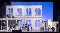 Szene aus "Das fliegende Klassenzimmer" an der deutschen Oper am Rhein in Duisburg.