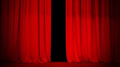 Roter Vorhang in einem Theater, der leicht geöffnet ist