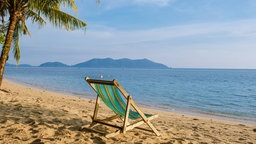 Stuhl am Strand mit Blick aufs Meer