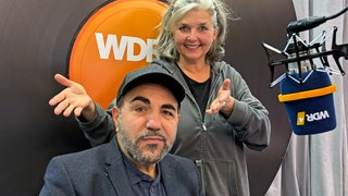 Adnan Maral bei WDR 4 mit der Moderatorin Heike Knispel 2024.