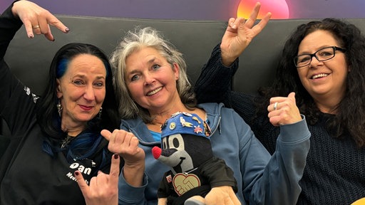 Fluthelferinnen Elke und Daniela mit Heke Knispel auf der Couch im WDR 4 Studio. 