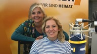 Martina Bogdahn und Heike Knispel im WDR 4 Studio. 