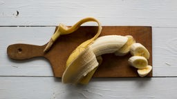 Banane auf Holzschneidebrett