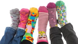Kinder tragen bunte Socken