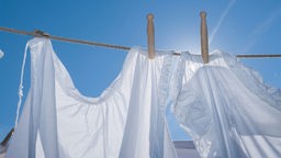 Weißes Tuch auf einer Wäscheleine