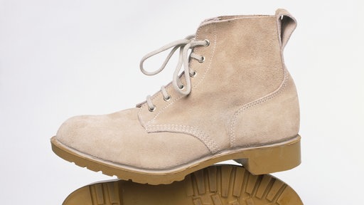 Beige Wildleder Stiefel. 