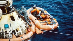 Die Mitglieder der Apollo 11 werden mit einem Schlauchboot aus der Raumkapsel gerettet 
