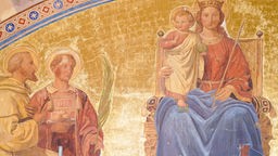Der Heilige Bernhard von Clairvaux (l-r), der Heilige Erzmärtyrer Stephanus und die Heilige Jungfrau Maria mit Kind sind auf dem Fresko von Johann Baptist Schraudolph am Haupteingang des Speyerer Doms abgebildet.