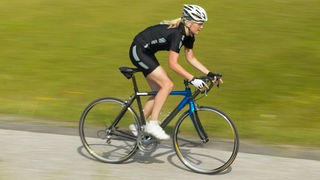 Frau auf Rennrad