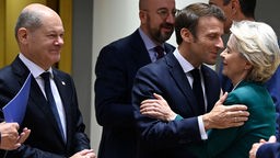 EU-Kommissionspräsidentin Ursula von der Leyen begrüßt Frankreichs Präsident Emmanuel Macron und Bundeskanzler Olaf Scholz zum EU-Gipfel in Brüssel. 