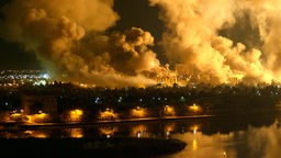 Rauchschwaden steigen am 21.03.2003 von einem Präsidentenpalast in Bagdad nach Luftangriffen auf.