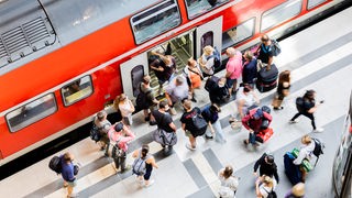 Menschen beim Ein- und Ausstieg einer S-Bahn