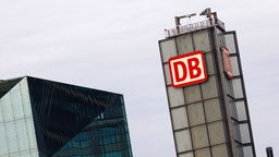 Das Logo der Deutschen Bahn am Berliner Hauptbahnhof