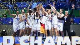 Deutsche Basketball-Mannschaft feiert den WM-Titel in Manila. 