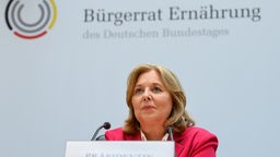 Bundestagspräsidentin Bärbel Bas (SPD) sitzt bei der Bürgerlotterie, bei der sie die Teilnehmenden des ersten Bürgerrates "Ernährung im Wandel" ziehen wird, im deutschen Bundestag. 